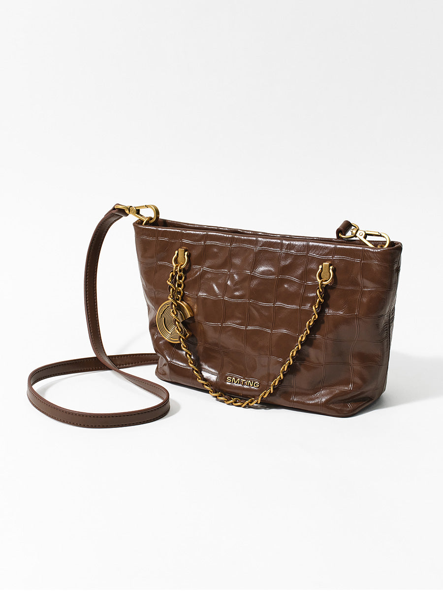 Luxurious and textured chain handbag