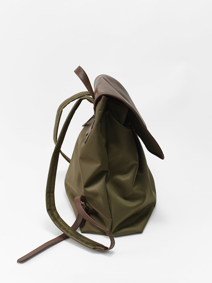 Large-capacity commuter backpack