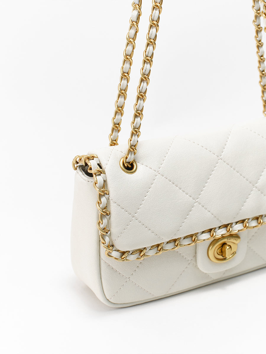 Classic chain bag with a stylish design