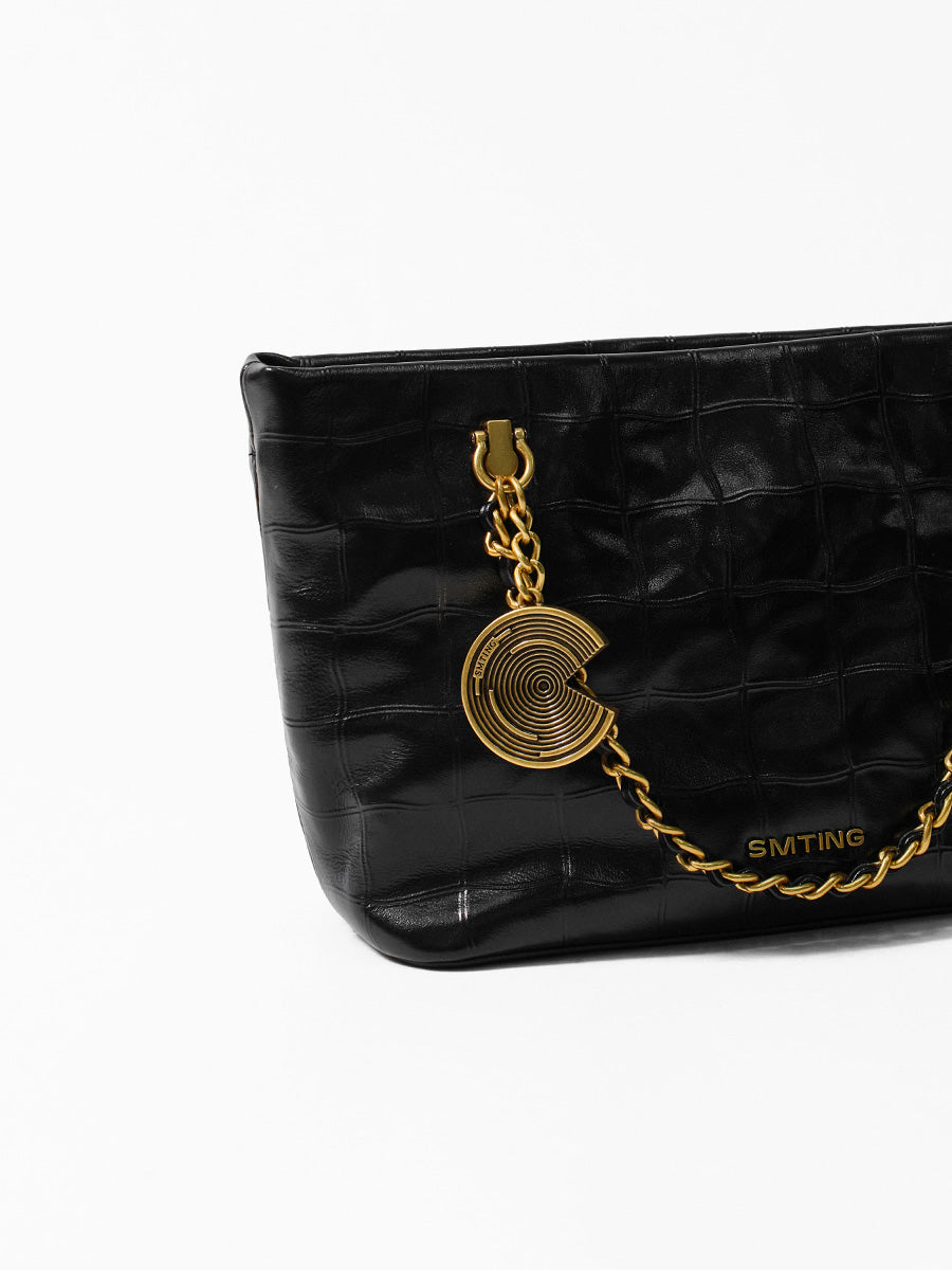 Luxurious and textured chain handbag