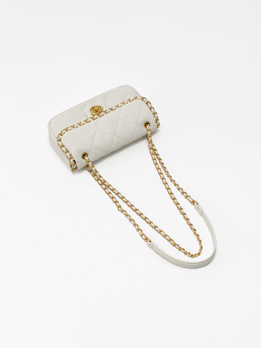 Classic chain bag with a stylish design