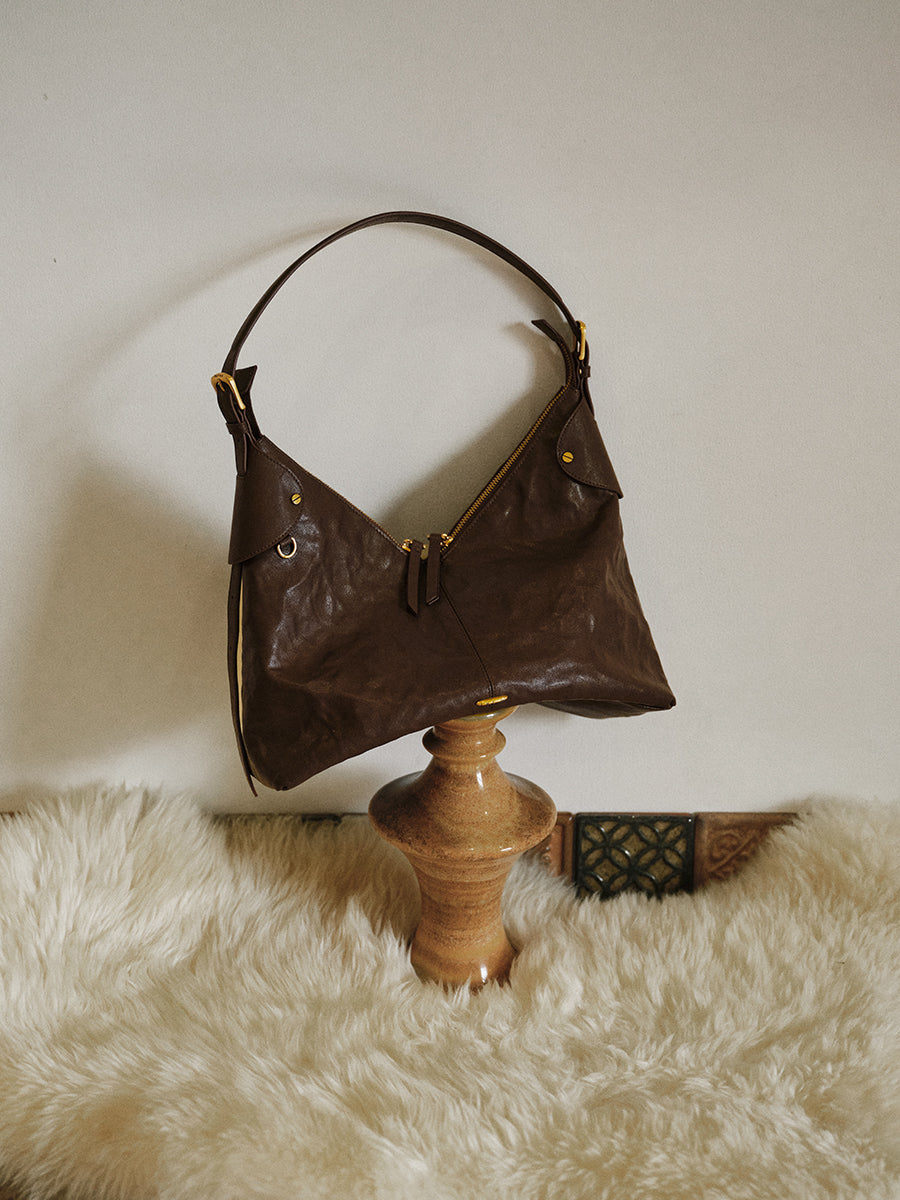 Retro and elegant underarm tote bag