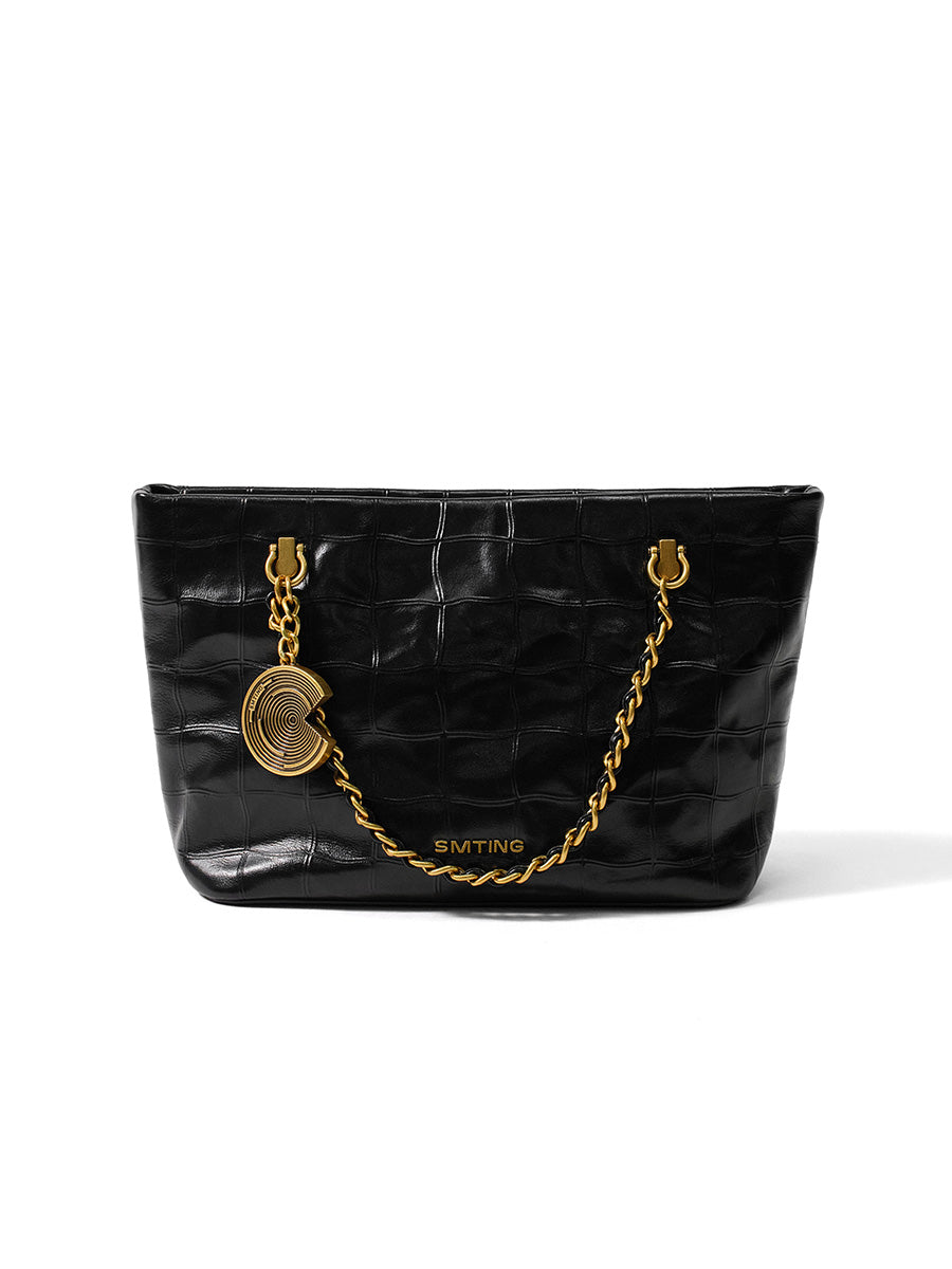 Luxurious and textured chain handbag