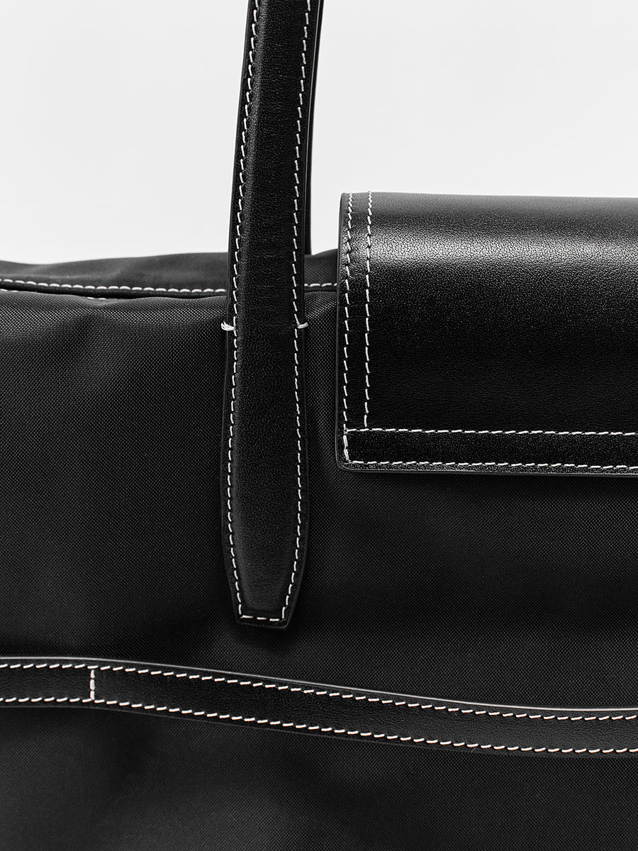 Large-capacity commuter tote bag