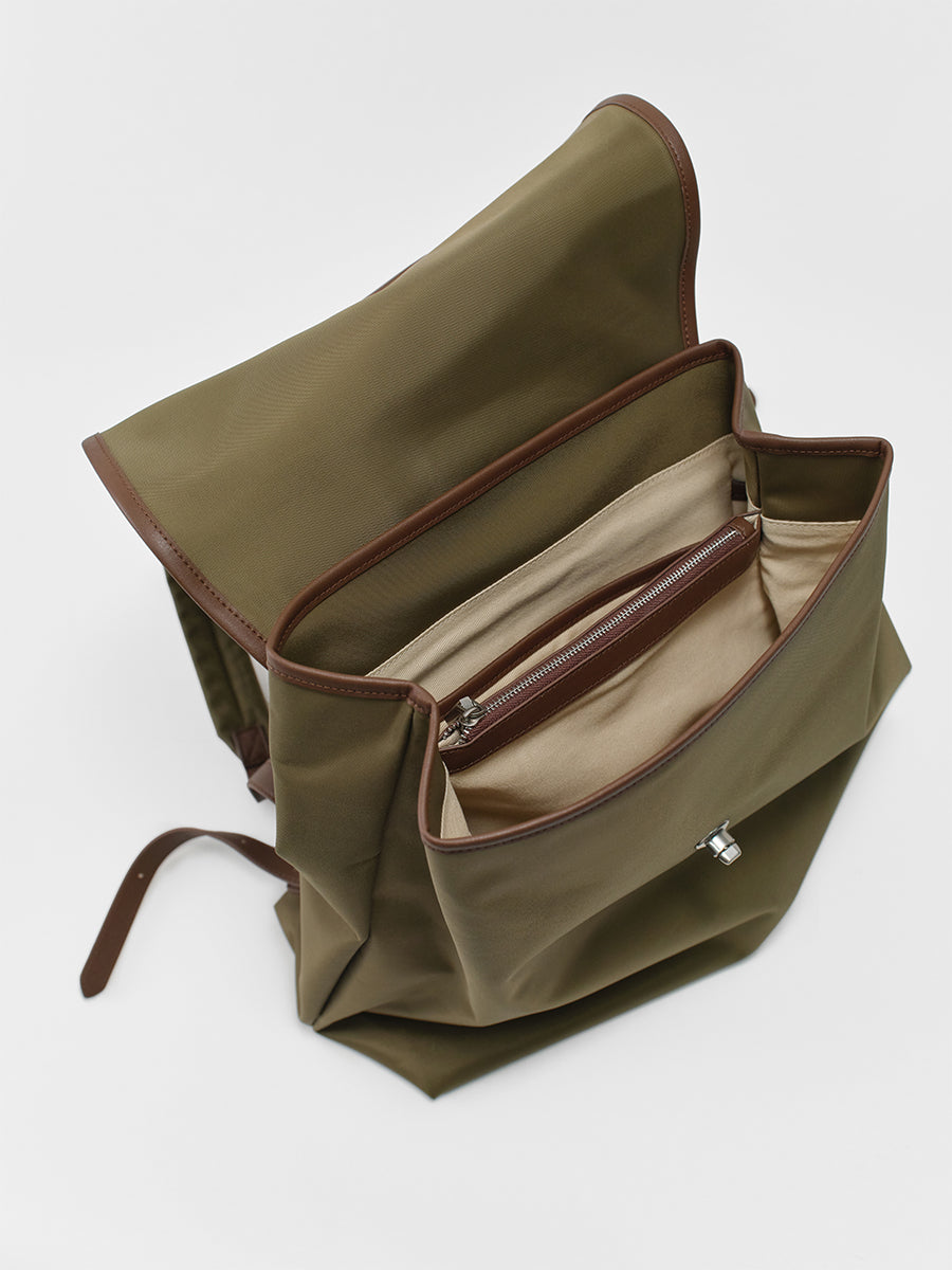 Large-capacity commuter backpack