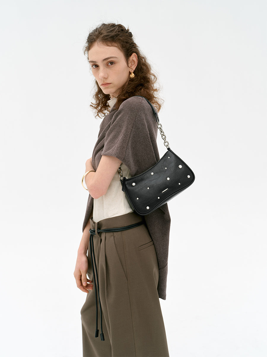 New underarm bag with a sense of desig