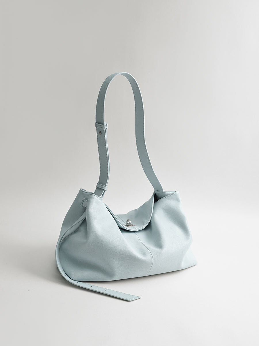 Large-capacity commuter tote bag