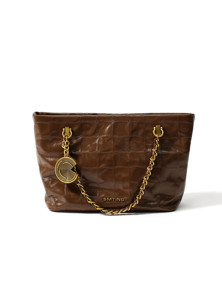 Luxurious and textured chain handbag