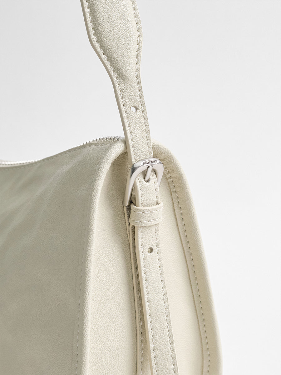 Luxurious and versatile underarm bag