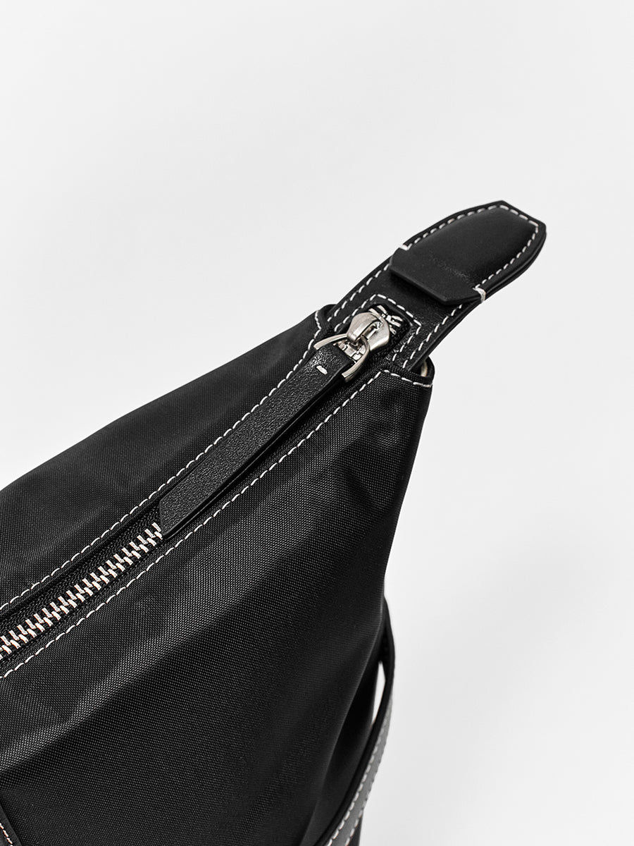 Large-capacity commuter tote bag