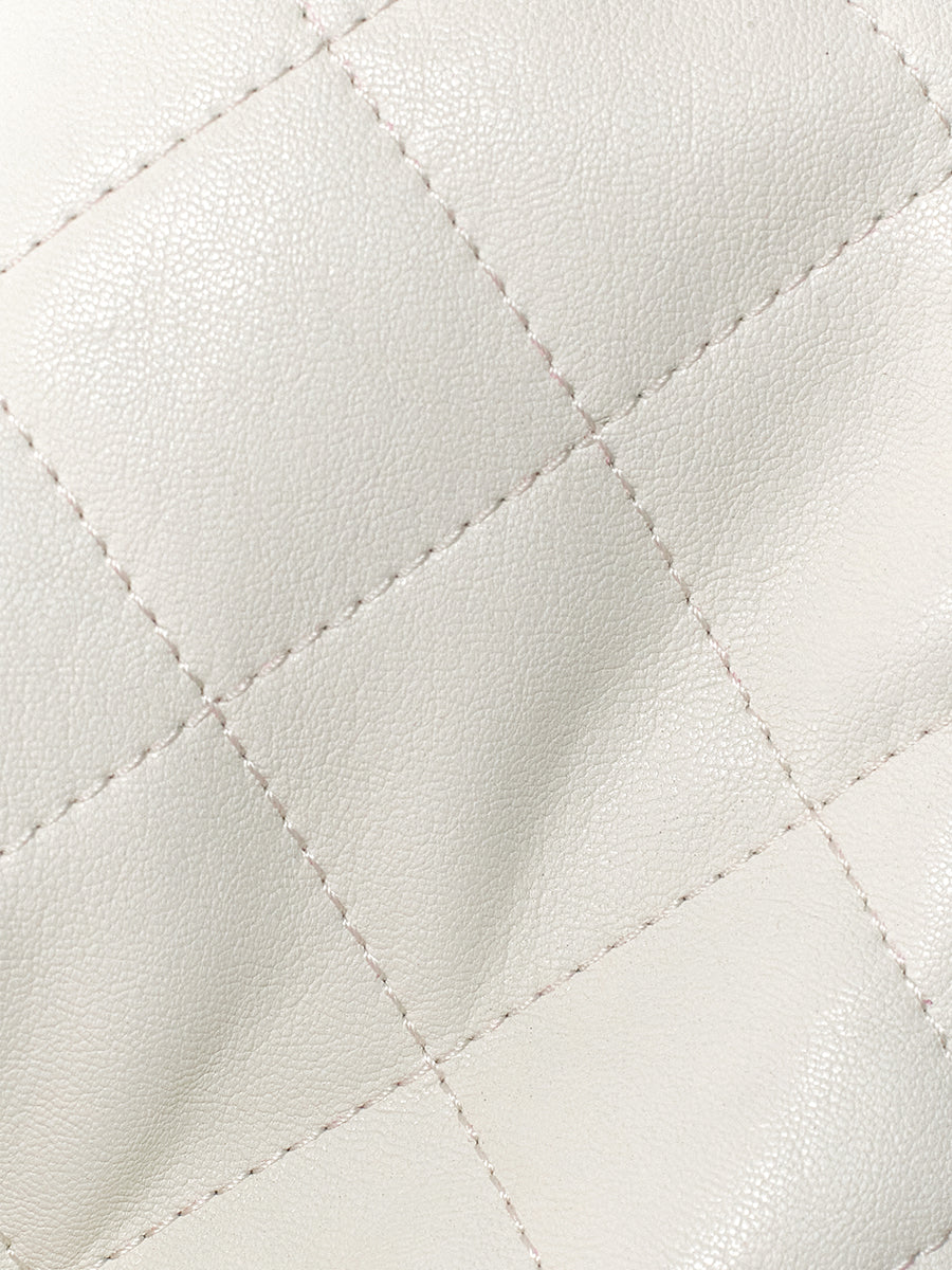 Classic chain bag with a stylish design