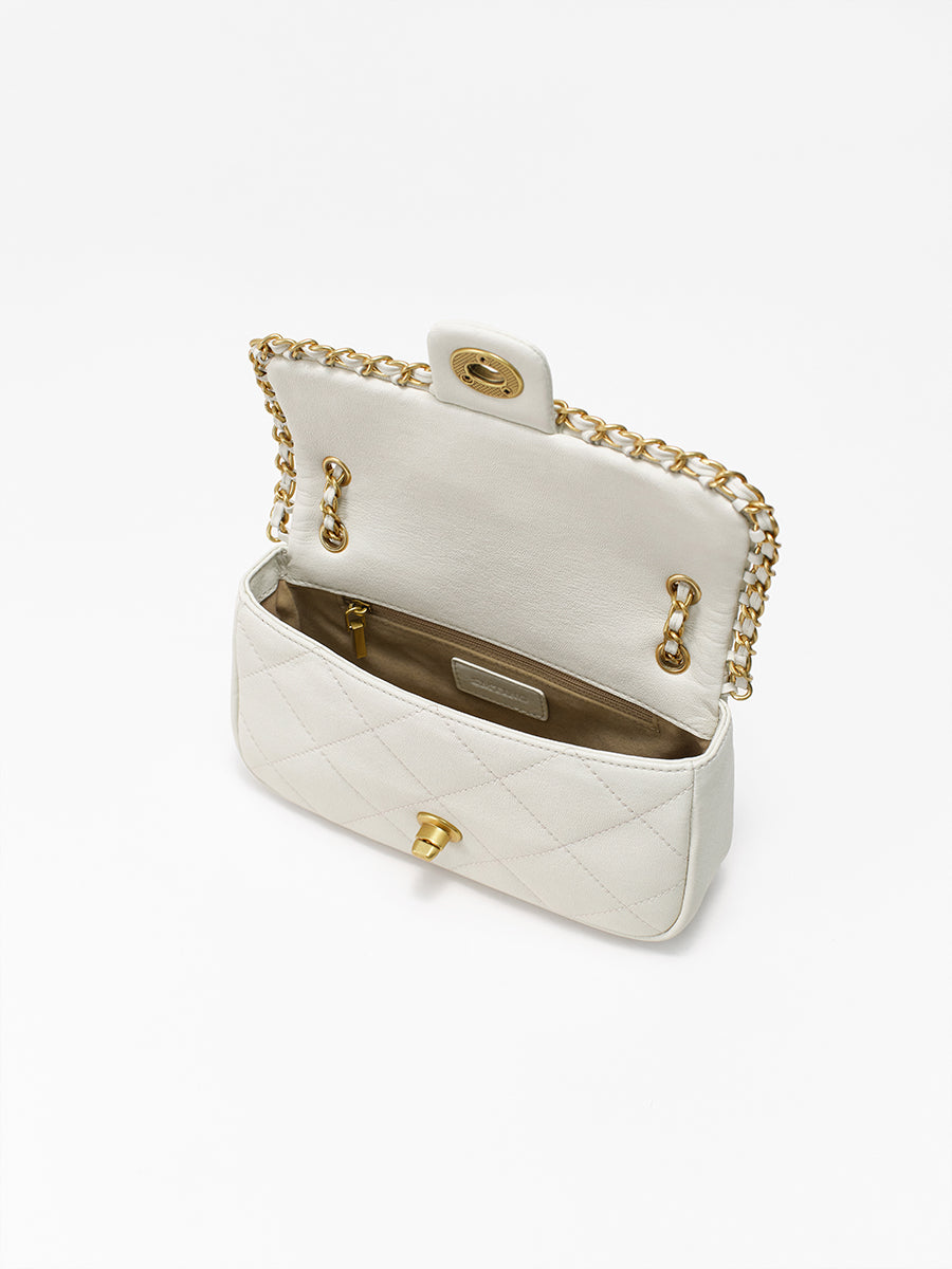 Classic chain bag with a stylish design