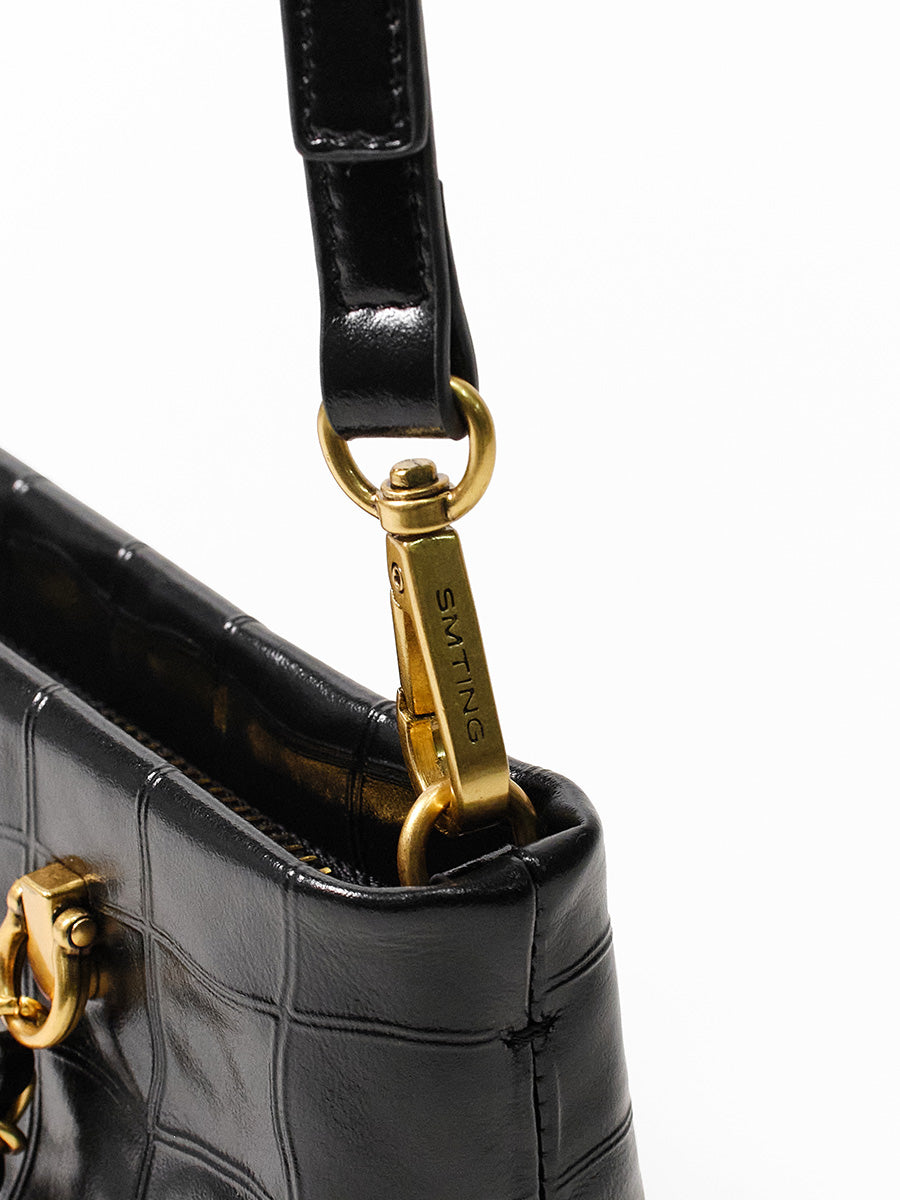 Luxurious and textured chain handbag