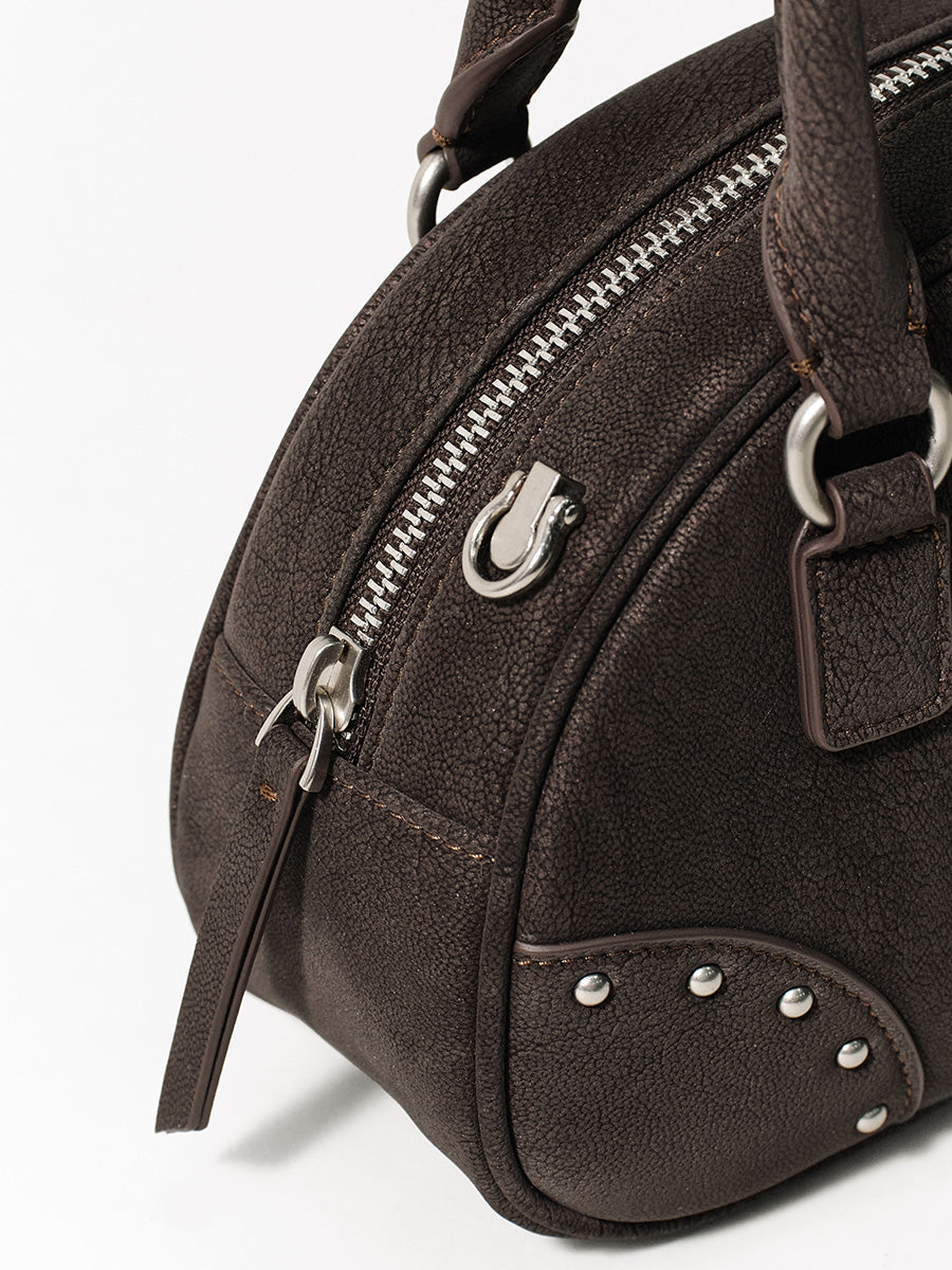 A small semi-circular bowling bag