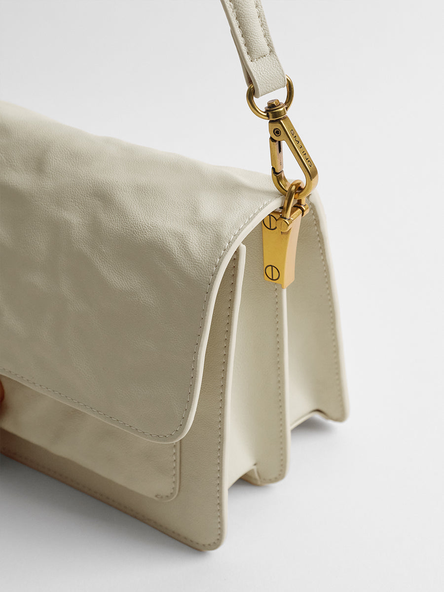 Shoulder bag under the armpit