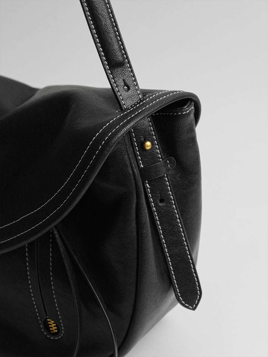Design-conscious luxury underarm bag