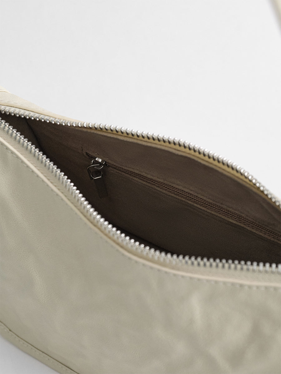 Luxurious and versatile underarm bag