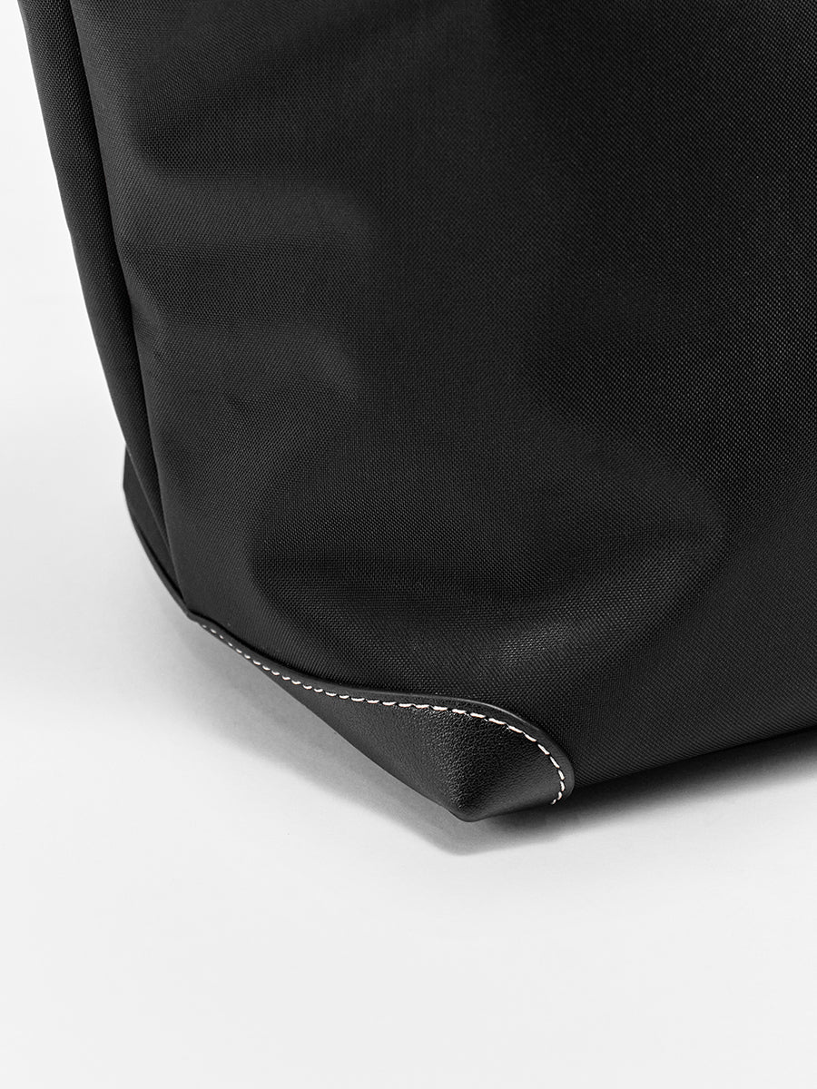 Large-capacity commuter tote bag