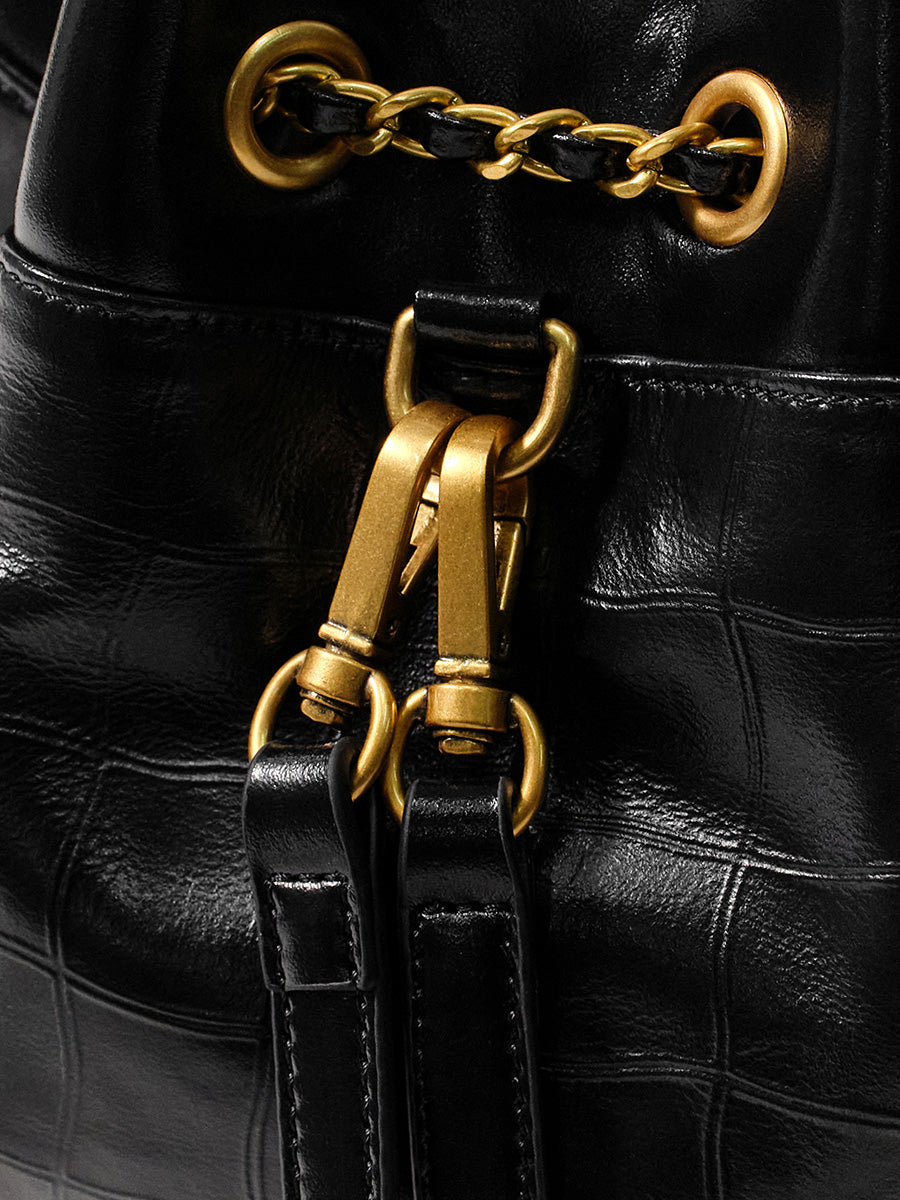 Elegant and exquisite bucket bag