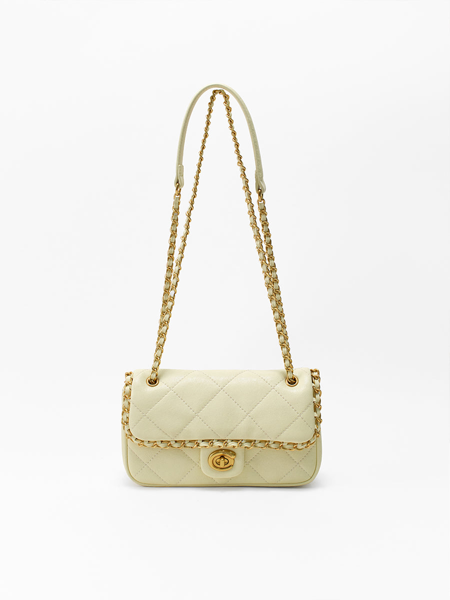 Classic chain bag with a stylish design