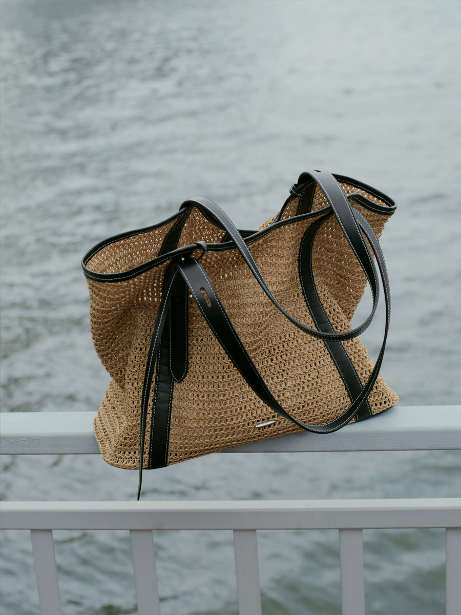 Relaxed vacation-style woven bag